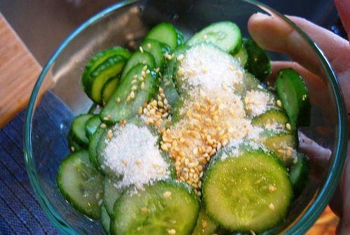 吃货小伟吃腌瓜,舌尖上的独特风味探索