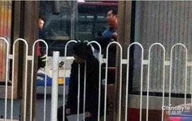 吃瓜女生卡在学校围栏上,校园一幕引发热议